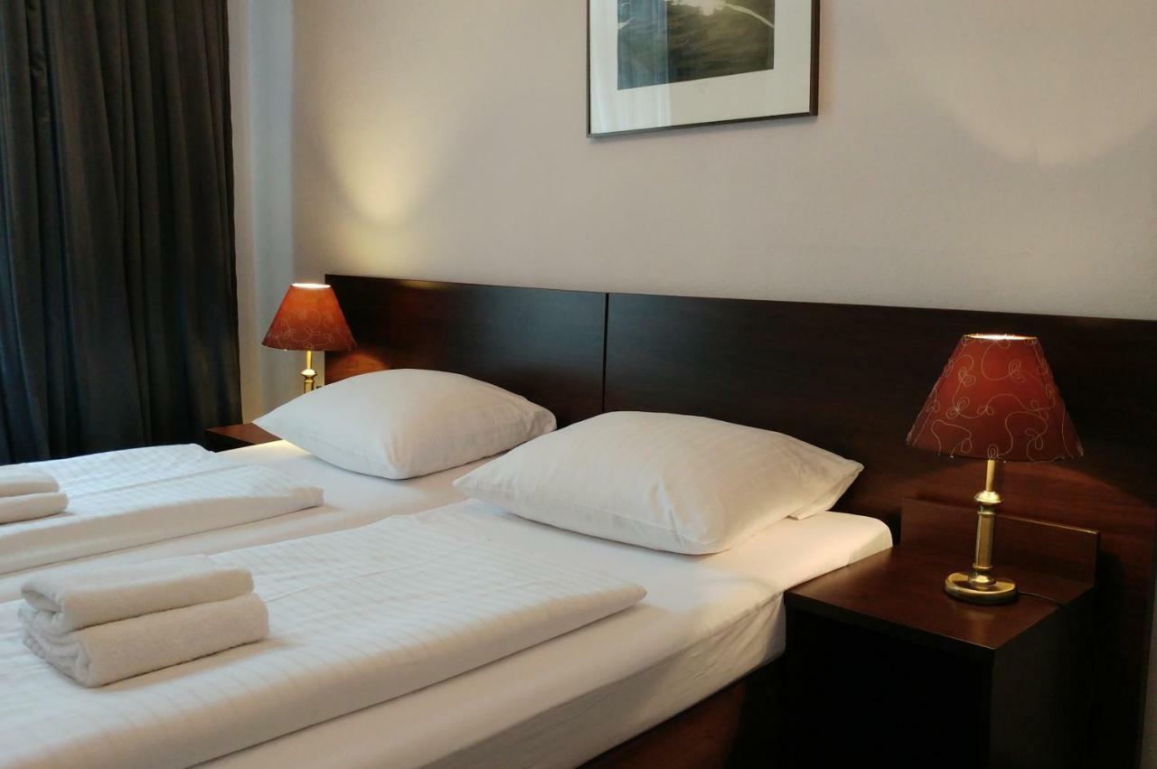Hotel Pension Xantener Eck Berlino Esterno foto